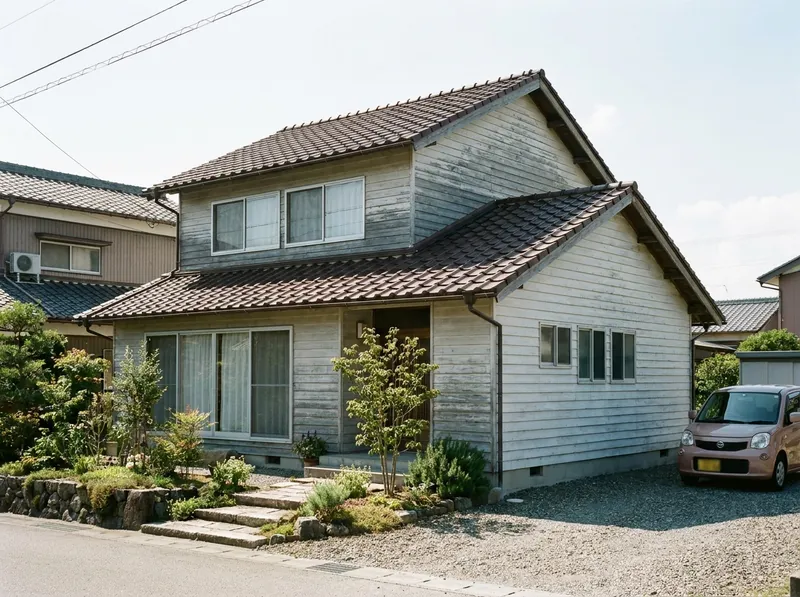 地方の住宅地に建つ木造2階建ての一戸建て（イメージ）